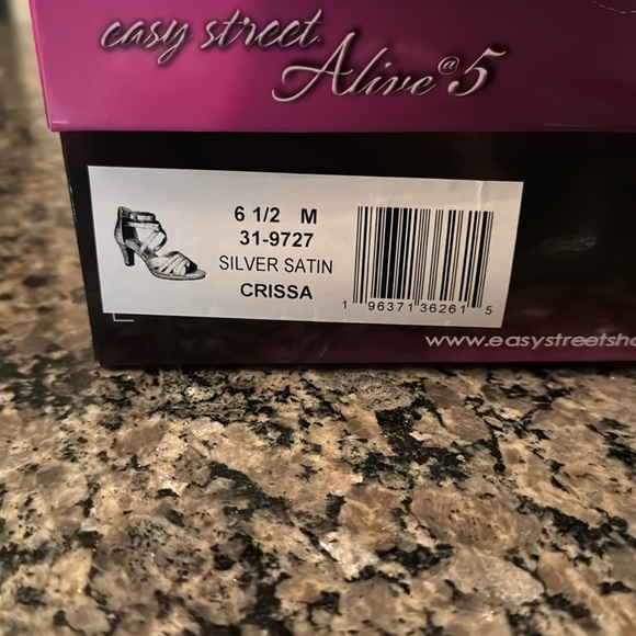 Easy Street silver satin Crissa heels NIB 6.5 - Picture 10 of 10